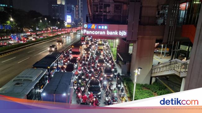 Mobil Tabrak Penghalang Busway, Lalin di Pancoran Jaksel Arah Kuningan Jam