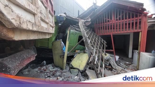 Kernet Pikap Sebut Truk Seruduk Rumah di Transyogi Alami Rem Blong