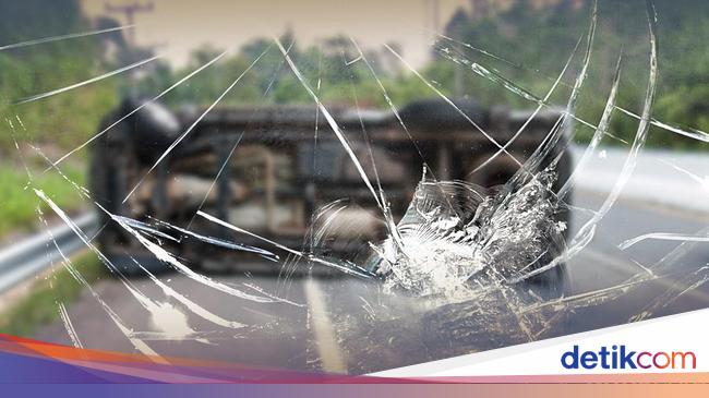 Mobil Tabrak Truk hingga Terbalik di Tol Jagorawi, Ada Korban Luka