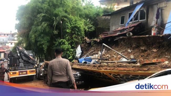 Tembok Pembatas Roboh Timpa 3 Mobil di Batam