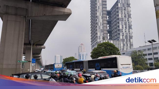 Mengeluh kemacetan Jl MT Haryono Pancoran, Tukang Ojek: Kehabisan waktu – Badan pegal