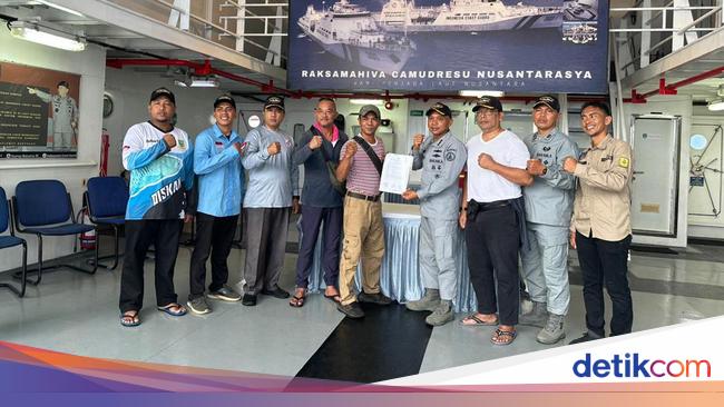 Bakamla Serahkan Delapan Nelayan Sempat Ditahan di Malaysia ke Pemkab Natuna