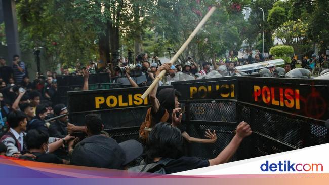 7 Polisi Terluka saat Amankan Demo di Depan DPR, Kepala-Kaki Robek