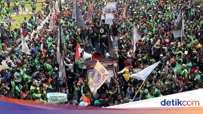 Patung Kuda ‘Menghijau’ saat Ojol Unjuk Rasa