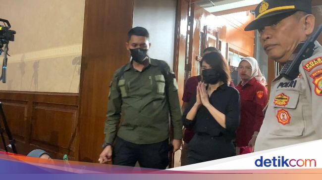 Penampakan Helena Lim Serba Hitam Jelang Diadili di Kasus Korupsi Timah