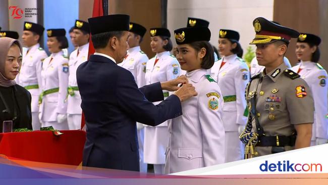 Jokowi Kukuhkan 76 Anggota Paskibraka 2024 di Istana Negara IKN