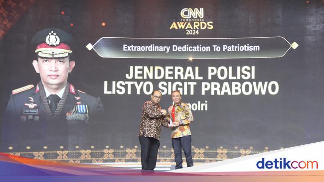 Kapolri Sabet Penghargaan Extraordinary Dedication of Patriotism