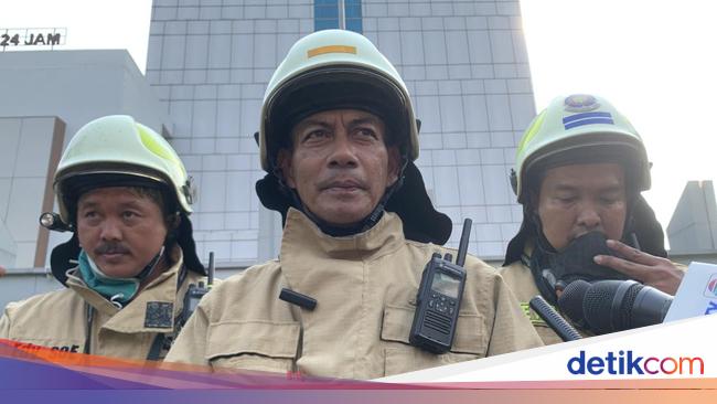 Damkar Sempat Terkendala Asap Saat Padamkan Api di RSPP