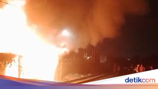 Brimob Diturunkan Bubarkan Tawuran Pemicu Kebakaran di Pinggir Rel KA Priok