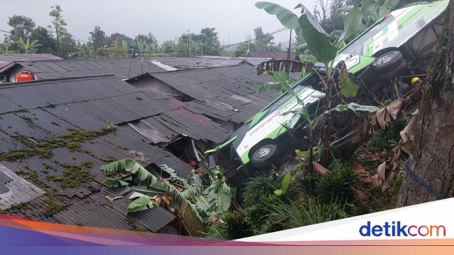 Detik-detik Bus Masuk Jurang Timpa Rumah di Jalur Alternatif Puncak