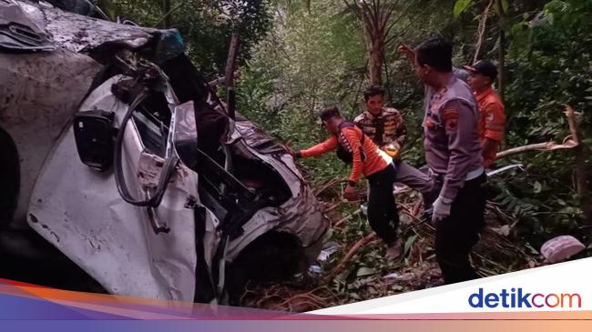 Fortuner Masuk Jurang di Jalur Bawang-Dieng Batang, 4 Orang Tewas