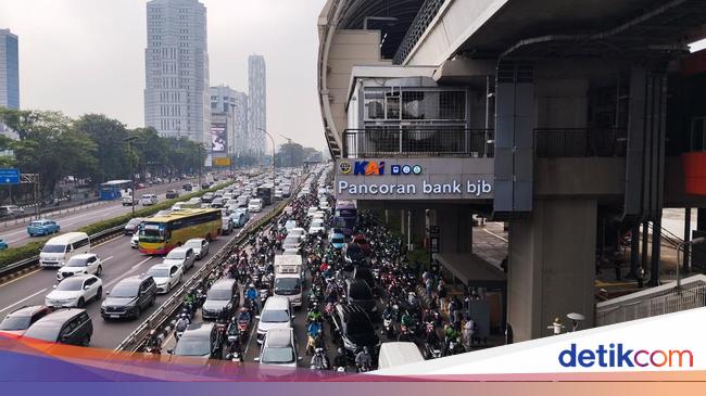 Lalin di Air Mancur Jaksel Arah Semanggi Jamet, Sopir Klakson