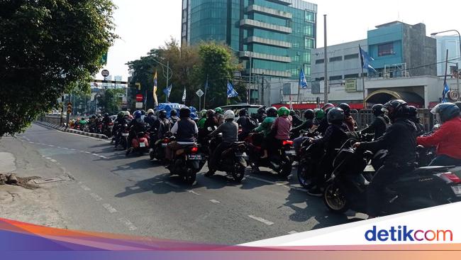 Kemacetan Panjang Terjadi di Mampang Prapatan Jaksel Arah Kuningan Pagi Ini