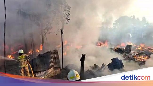 Rumah Ikut Terbakar dengan Lapak, Damkar Tambah Armada ke Jakut Jadi 18 Unit