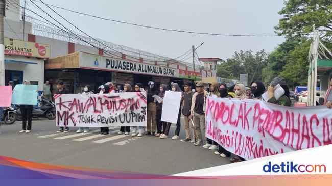 Mahasiswa Demo Kawal Putusan MK di Depan Kantor DPRD Lebak