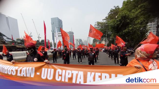 Buruh Demo di Patung Kuda Jakpus, Tuntut Cabut UU Cipta Kerja