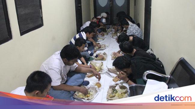 Polisi Beri Makan-Antar Pulang Massa Aksi Revisi UU Pilkada yang Diamankan