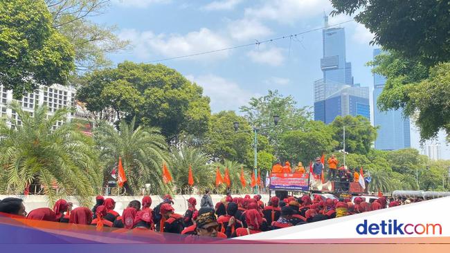 Massa Buruh Mulai Padati Kantor KPU, Minta PKPU Soal Pilkada Diterbitkan