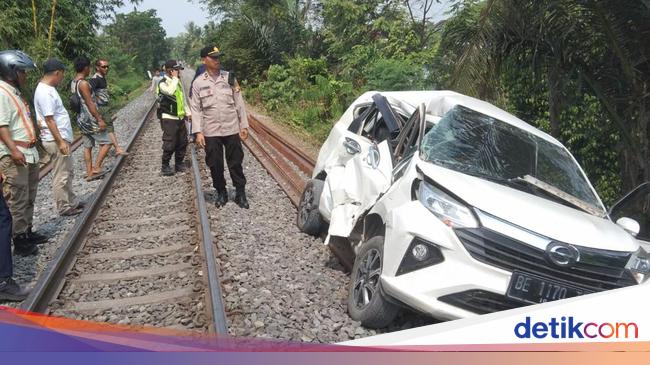 Mobil Tabrak KA Babaranjang Usai Terobos Perlintasan, Penumpang Selamat