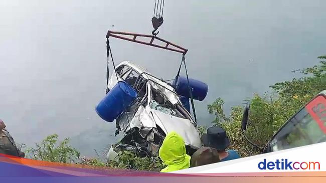 Nahas Kades Tewas Akibat Mobil Terjun ke Danau Toba