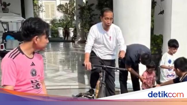 Jokowi Unggah Momen Sepedaan Bareng Gibran dan Cucu: Selamat Akhir Pekan