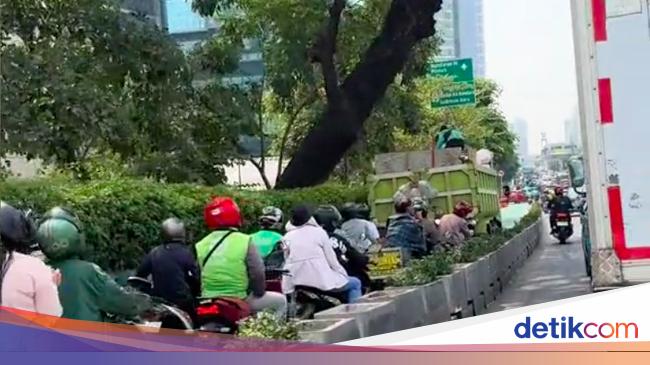 Viral Pemotor Mau Cepat Terobos Jalur Sepeda Thamrin Malah Terjebak