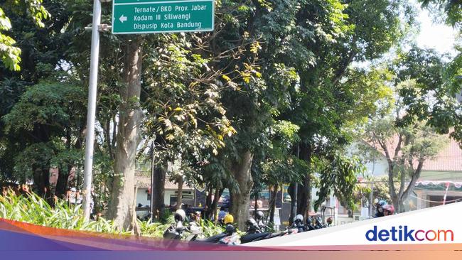 Papan Penunjuk Arah Typo Jadi ‘Geduug Sate’, Dishub Bandung Perbaiki