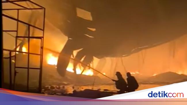 Kebakaran Dahsyat Gudang Tiner Kosambi Akibatkan 5 Korban Luka Bakar