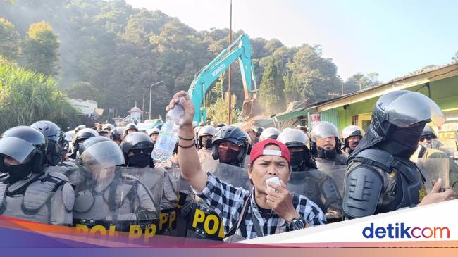 Pembongkaran Kios Liar Tahap 2 di Puncak Bogor Diwarnai Penolakan Warga