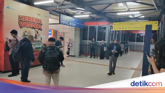 Alasan Penumpang LRT Jabodebek Rela Tunggu Jam 8 Malam Demi Tarif Murah