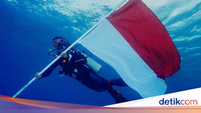 HUT Ke-79 RI, Pertamina Kibarkan Bendera di Bawah Laut-Beri Beasiswa