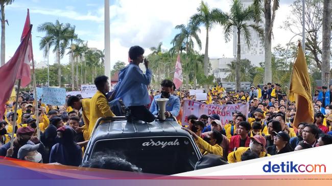 Massa Mahasiswa Demo Tolak Revisi UU Pilkada Terobos Halaman DPRD Sumsel