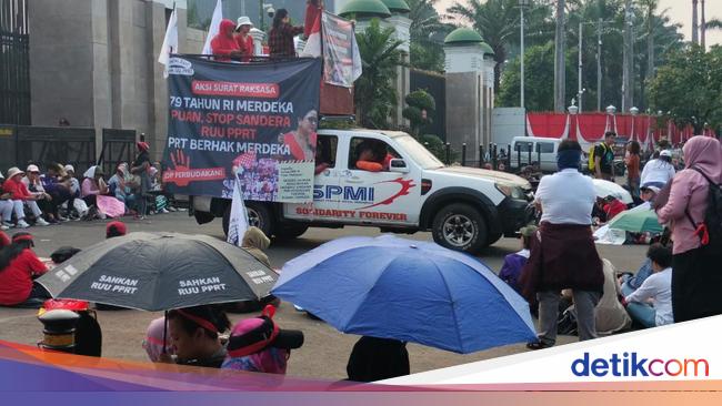 Massa Demo Depan Gedung DPR, Desak RUU PPRT Disahkan