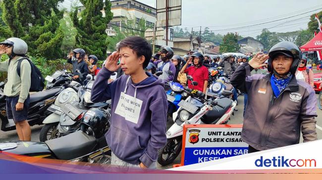 Kala Pengendara di Simpang Gadog Kompak Beri Hormat saat HUT ke-79 RI