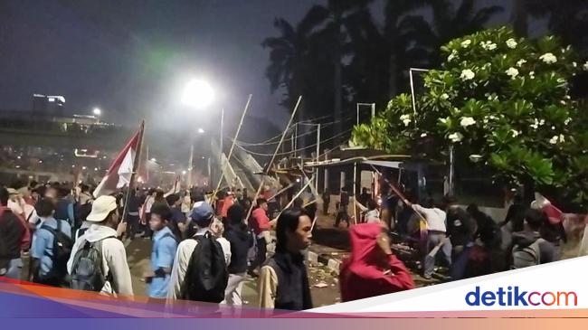 Massa Berbeda Datang Bawa Bambu ke Depan DPR, Bakar Spanduk-Rusak Halte