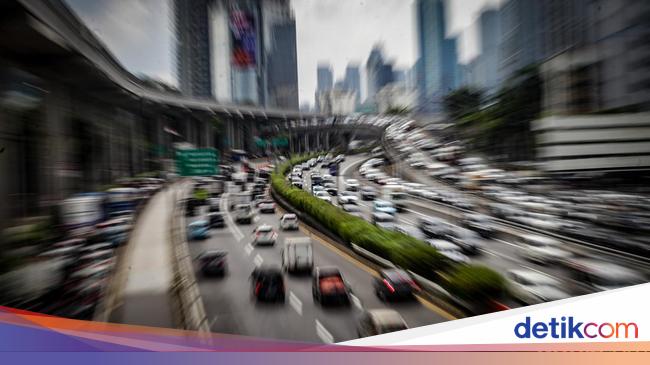 Exit Tol Kuningan dan Semanggi Padat Imbas Macet di Jalan Arteri