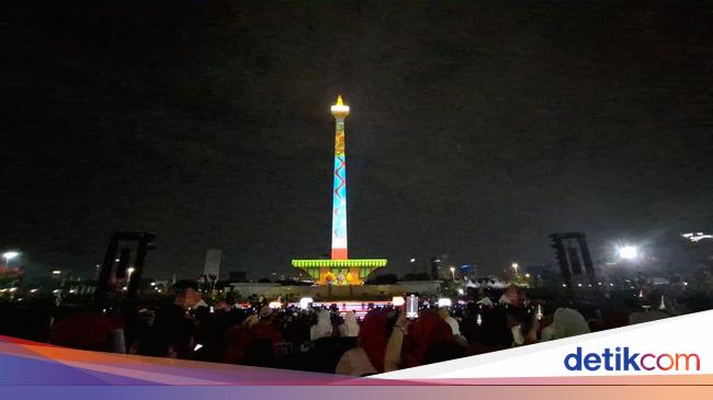 Peringati HUT ke-79 RI, Warga Antusias Nonton Video Mapping-Konser di Monas