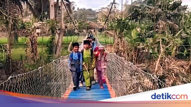 Jembatan Miring di Sukabumi Diperbaiki, Siswa Tak Lagi Tantang Maut