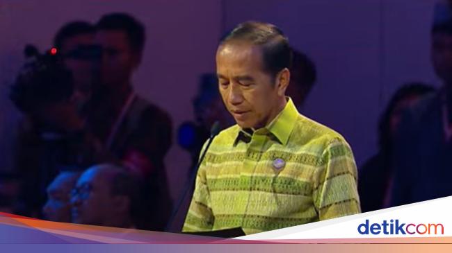 Jokowi Perkenalkan Presiden Terpilih Prabowo Saat Gala Dinner IAF di Bali