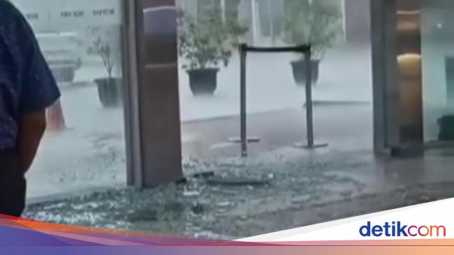 Pintu Kaca Mal di Bogor Pecah Diterjang Hujan dan Angin Kencang