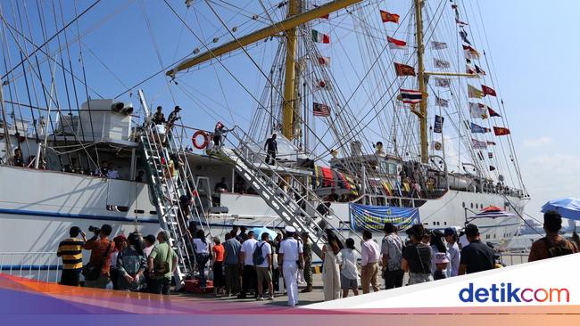 Berlabuh di Shanghai, KRI Bima Suci Jadi Primadona