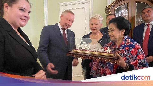 Gubernur Sampaikan Ide Buka Penerbangan St Petersburg-Bali Saat Jamu Megawati