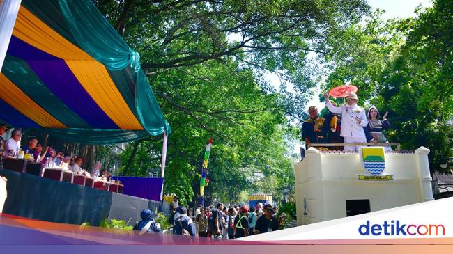 Buka Pawai Kendaraan Hias, Bey Machmudin: Bukti Bandung Kota Kreatif