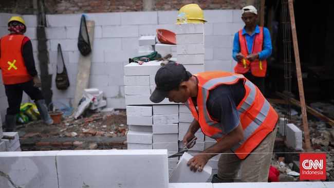 Pajak Pertambahan Nilai (PPN) membangun rumah sendiri atau tanpa kontraktor bakal naik dari saat ini sebesar 2,2 persen menjadi 2,4 persen mulai tahun depan.