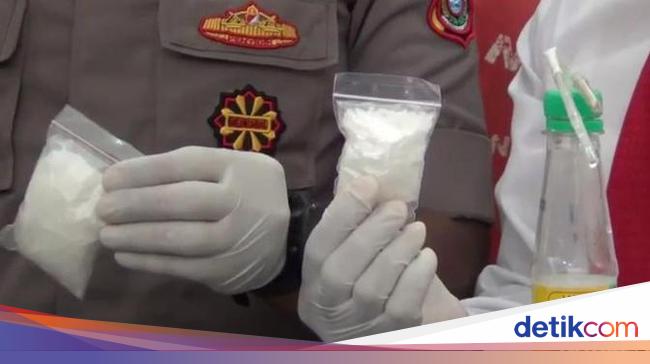 3 Orang Sekeluarga di Bekasi Jadi Pengedar Narkoba, Sabu 1 Kg Disita