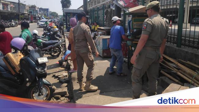 Bikin berantakan dan semrawut, PKL liar di sekitar St. Bogor dibongkar Satpol PP