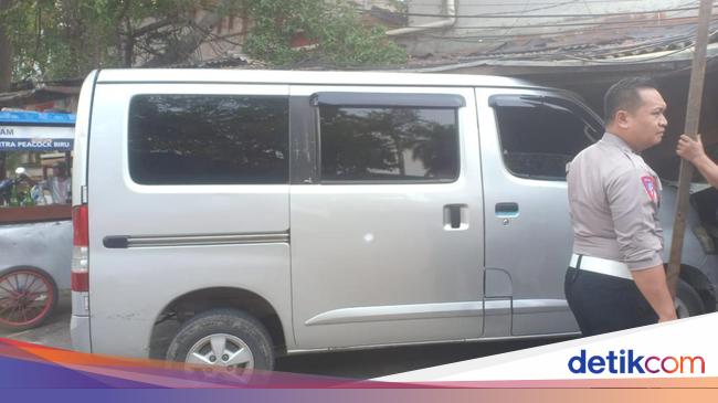 Motor Tabrak Mobil di Jakut Berujung Warung Nasi Diseruduk, Pemotor Terluka