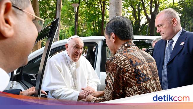 5 Momen Istimewa Misa Paus Fransiskus di GBK: Disambut Jokowi, Naik Maung