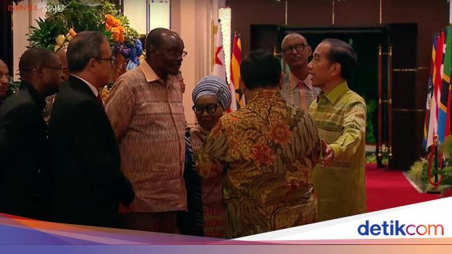 Saat Jokowi Ajak Prabowo Sapa Delegasi Berbagai Negara di Gala Dinner IAF