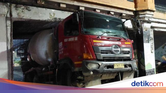 Truk Kontainer Terjebak di Bawah Jembatan Rel Mobil di Matraman